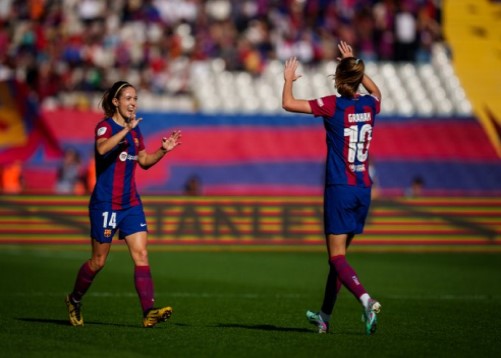 Aitana Bonmatí y Graham Hansen festejan un gol en Montjuïc