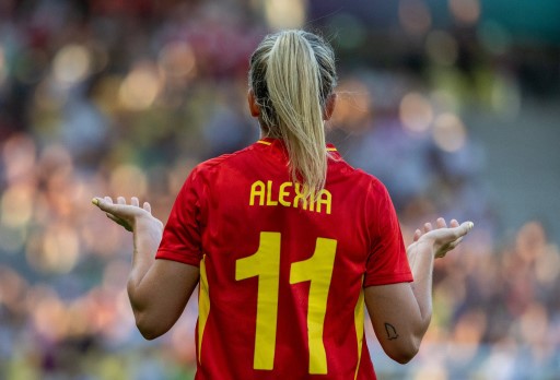 Alexia Putellas, de espaldas, con su dorsal número 11 de la selección española de fútbol