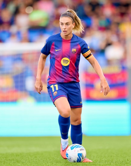 Alexia Putellas, capitana del Barça Femení, controlando el esférico. Imagen de la Liga F