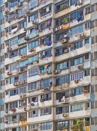 Bloque de pisos humildes de una ciudad