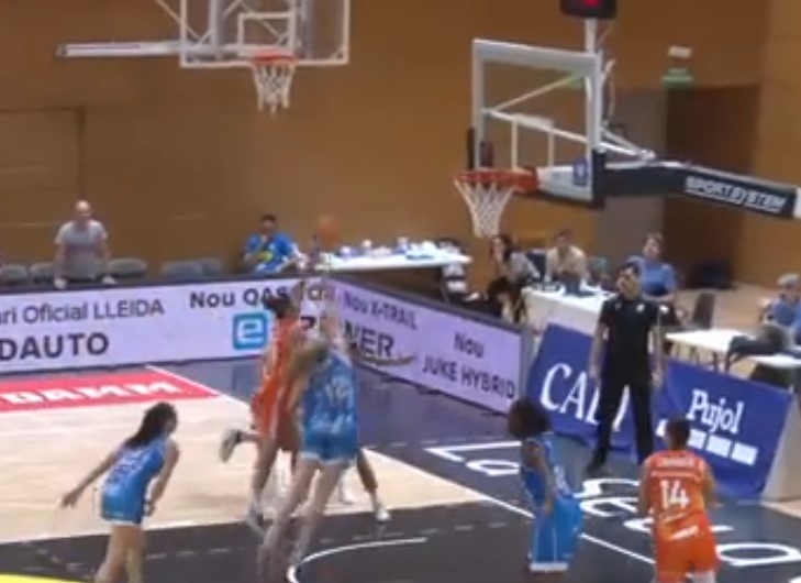 Queralt Casas, en el momento de anotar la canasta ganadora ante el Cadí La Seu