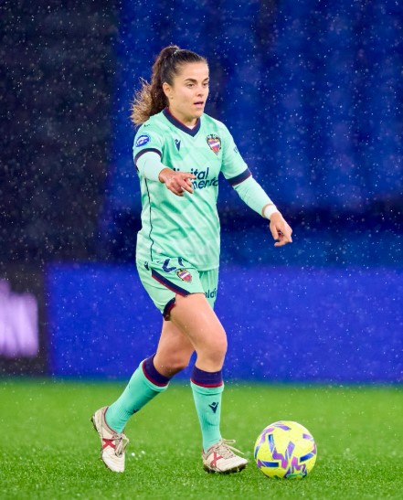 Carol, jugadora del Levante UD femenino, en el estadio Abanca-Riazor, bajo la lluvia. Imagen de la cuenta X de La Liga F