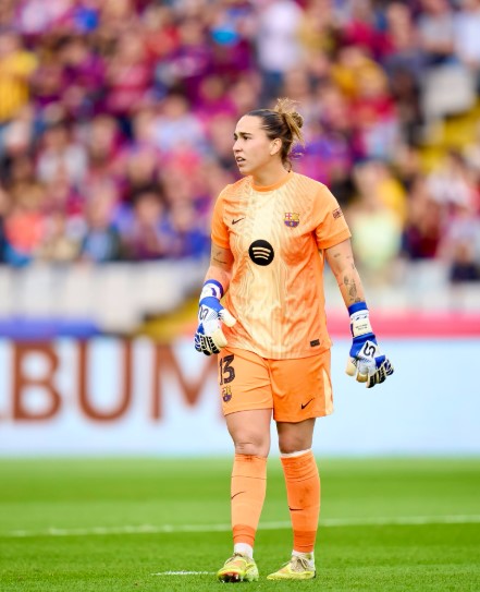 Cata Coll, portera del Barça Femení, durante el partido frente al Real Madrid. Foto de la cuenta X de la Liga F