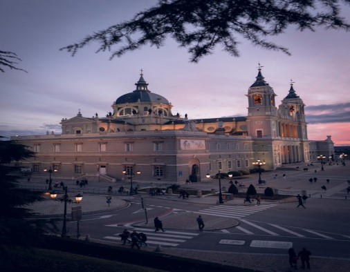 Catedral de La Almudena, monumento representativo de la Iglesia Católica en Madrid