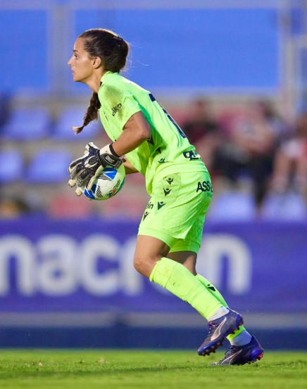 Coronado, portera del Levante UD femenino, con el balón en sus manos. Imagen de la cuenta X del Levante Femenino