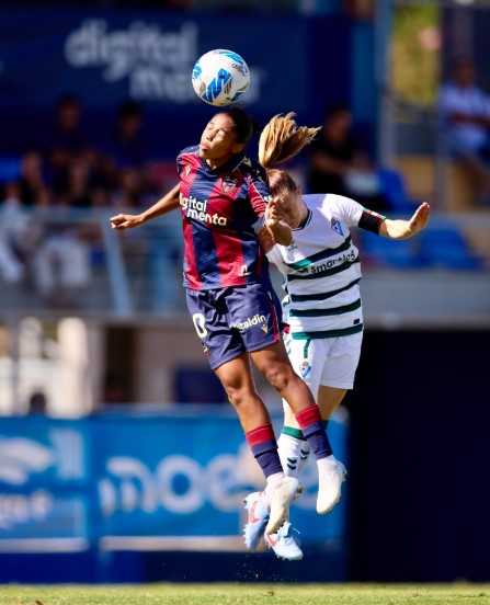 Una jugadora del Levante UD Femenino pugna por un balón aéreo con una futbolista del Eibar. Imagen de la Liga F