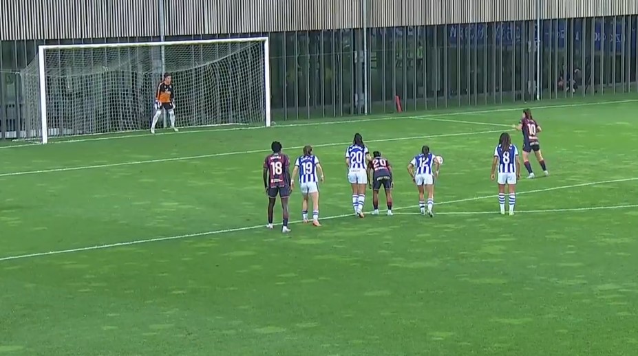 Erika chuta el penalti ante la portera de la Real Sociedad