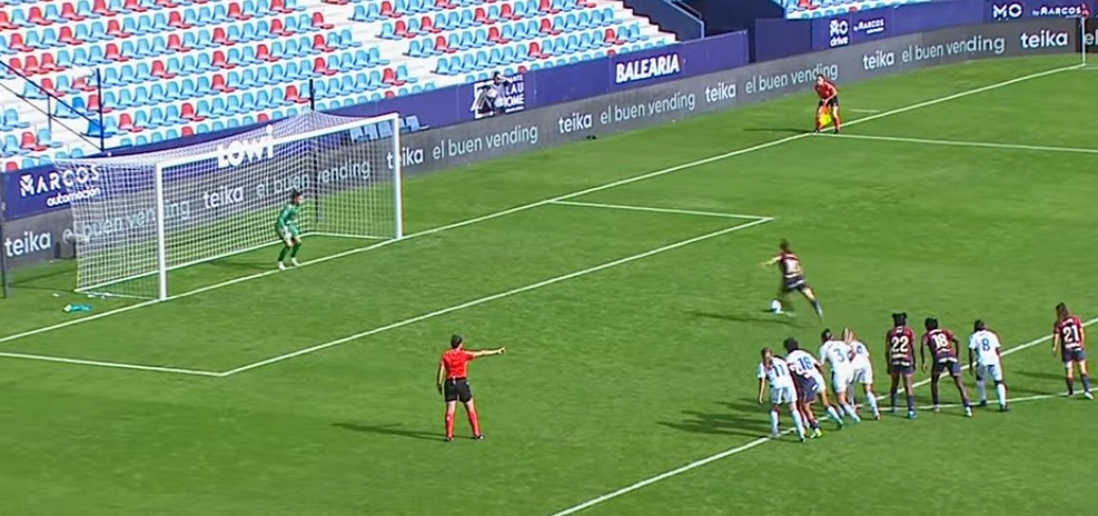 Erika lanza el penalti en el Ciutat de Valencia frente al Tenerife