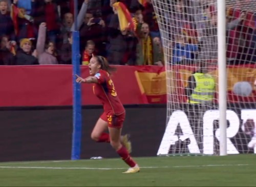 Fiamma Benítez celebra su gol, el 4-3 de España ante Suecia