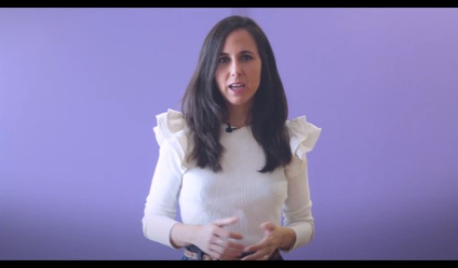 Ione Belarra, vestida de blanco, en su vídeo para anunciar a los inscritos de Podemos las votaciones del 2 y 3 de noviembre