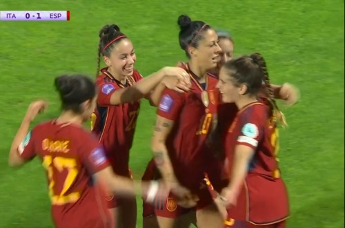 Jugadoras de la selección española celebran efusivamente el gol de Jenni Hermoso