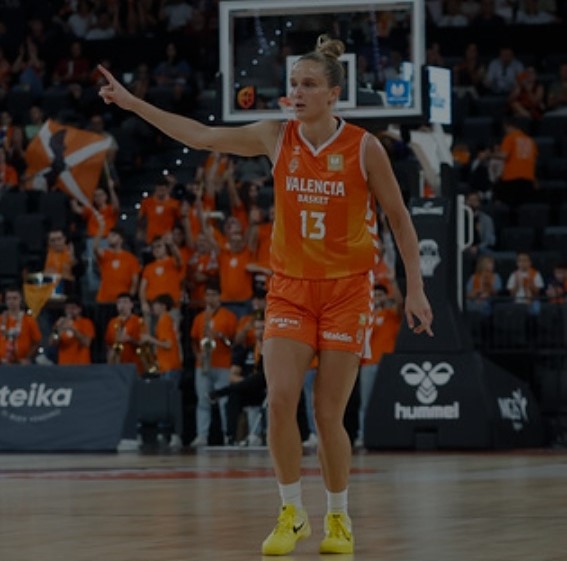Leo Fiebich, durante el partido Valencia Basket femenino-Estudiantes, en el Roig Arena. Foto de Miguel Ángel Polo