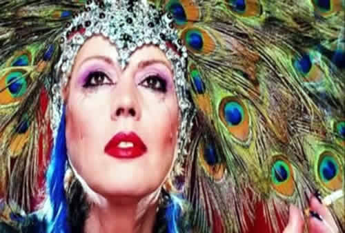 María Jiménez vestido plumas pavo real