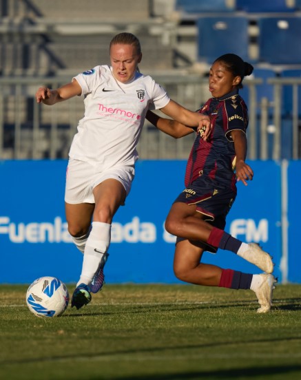 Melgard, del Madrid CFF, y Carrasco, Levante UD Femenino, pugnan por un balón