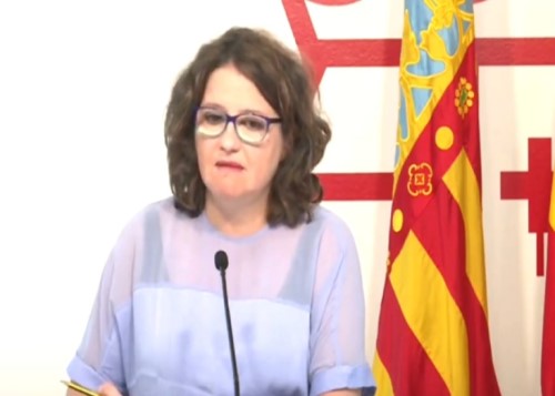 Mónica Oltra, en rueda de prensa, cuando era vicepresidenta del Consell, con una senyera al lado