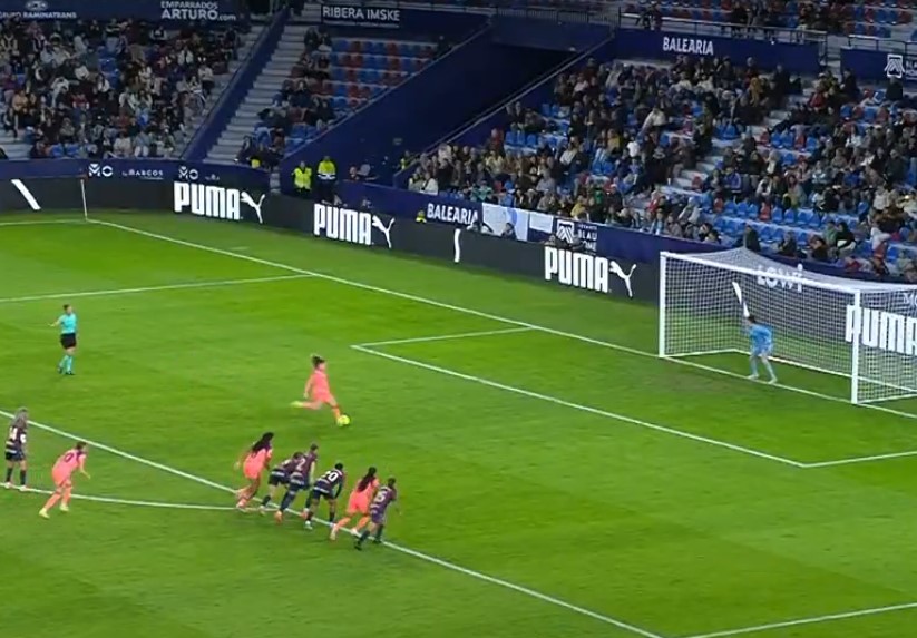 Momento en el que Claudia Pina lanza el penalti que supone el tercero del Barça Femení ante el Levante UD femenino