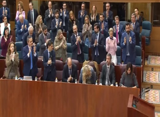 Políticos del PP aplauden a Ayuso tras finalizar su discurso sobre las residencias madrileñas