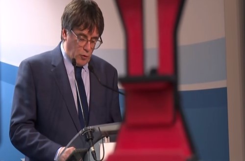 Puigdemont lee su discurso en su rueda de prensa en Bruselas