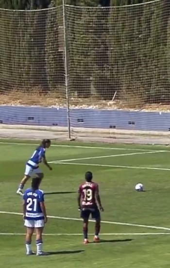 Sonya Keefe, delantera del Ganada CF, chuta un penalti