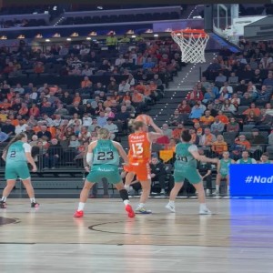 El Valencia Basket femenino vence al CAB Estepona con Fiebich en plan estelar